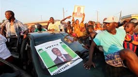 Partisans d'Alassane Ouattara à Gagnoa. La Côte d'Ivoire est confrontée à un blocage politico-juridique, au lendemain de l'annonce de la victoire de l'opposant Alassane Ouattara à l'élection présidentielle. Le président sortant, Laurent Gbagbo, battu au d