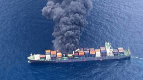 Cette photographie prise le 9 juin 2025 par la Garde côtière indienne (ICG) montre de la fumée s'élevant d'un cargo qui a pris feu au large de la côte de Beypore, dans l'État indien du Kerala.