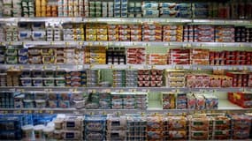 Un rayon de yaourts dans un supermarché (image d'illustration)