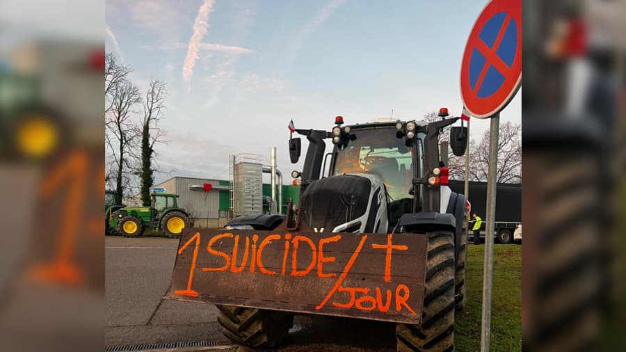 Une quinzaine de tracteurs sont mobilisés dans la matinée de ce 26 novembre 2024 sur la base logistique Lidl de Saint-Quentin-Fallavier (Isère). Une quinzaine de tracteurs sont mobilisés dans la matinée de ce 26 novembre 2024 sur la base logistique Lidl de Saint-Quentin-Fallavier (Isère).
