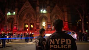 Des policiers montent la garde à l'extérieur de la cathédrale Saint-Jean-le-Divin à New York, après qu'un tireur a ouvert le feu à l'extérieur de l'église, le 13 décembre 2020.