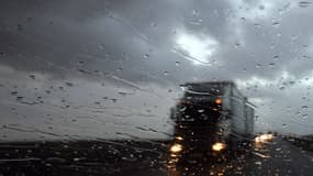 Un camion circulant sur une route. (Image d'illustration)