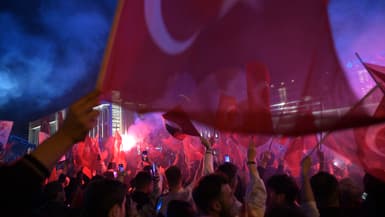 Des partisans du principal parti de l'opposition turc, le CHP, se réunissent à Istanbul, le 31 mars 2024.