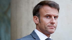 Le président Emmanuel Macron sur le perron de l'Elysée le 12 octobre 2023 à Paris