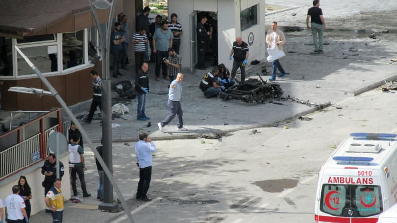 Deux policiers ont trouvé la mort et 22 personnes ont été blessées suite à l'explosion d'une voiture piégée à Gaziantep.
