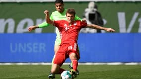 L'attaquant du Bayern Munich, Thomas Müller (devant), aux prises avec le défenseur brésilien de Wolfsburg, Paulo Otavio, lors du match de Bundesliga à Wolfsburg, le 17 avril 2021