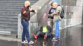 Le principal suspect de l'attaque à l'arme blanche à Paris, lors de son interpellation place de la Bastille vendredi 25 septembre 2020