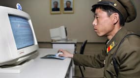 Un militaire nord-coréen veille devant son écran d'ordinateur. (Illustration)
