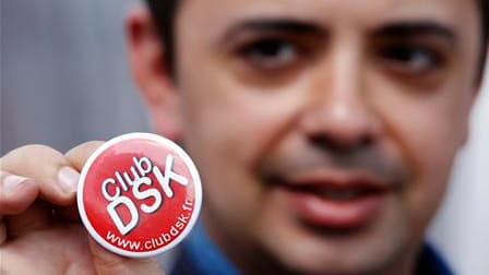 Un partisan de Dominique Strauss-Kahn arbore un badge "Club DSK" à La Rochelle, samedi. Porté par des sondages flatteurs, Dominique Strauss-Kahn occupe les esprits des socialistes réunis dans la ville pour leur université d'été, mais sa stature de préside