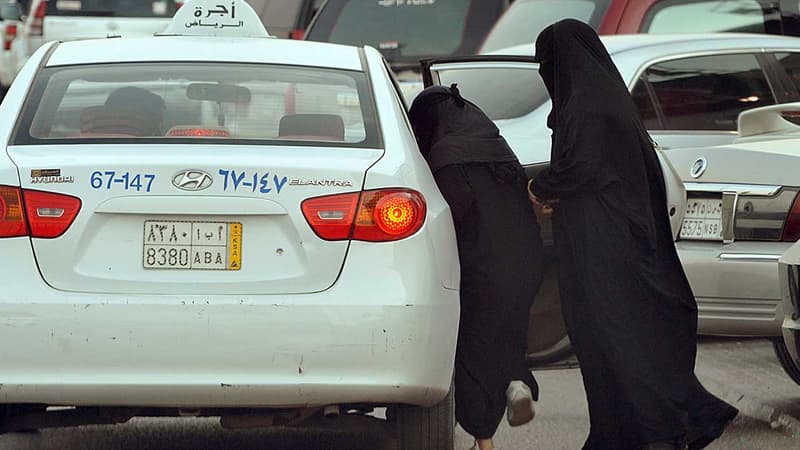 Une Saoudienne prend un taxi dans les rues de Ryad en Arabie Saoudite, en octobre 2014