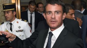 Le Premier ministre Manuel Valls en Tunisie, à la sortie de la cérémonie de bienvenue en son honneur, le 7 septembre 2014.