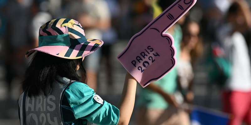 Une bénévole des Jeux olympiques le 28 juillet 2024 à La Défense Arena