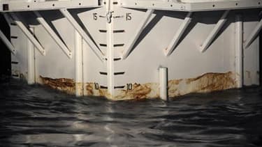 Lors du début des opérations de mise en place d'un dôme de confinement en acier destiné à recueillir le pétrole qui s'échappe d'un puits dans le golfe du Mexique. BP a rencontré des difficultés dans ses efforts de mise en place de ce dôme et a finalement