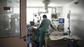 Un soignant s'occupe d'un patient infecté par le Covid-19 dans l'unité des soins intensifs de l'hôpital européen Georges-Pompidou à Paris, le 6 avril 2021