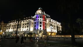 L'hôtel Negresco de Nice, illuminé aux couleurs du drapeau français, après la mort de 84 personnes jeudi soir dans un attentat au camion.