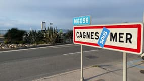 Le panneau de Cagnes-sur-Mer renommé en "Cagnes-sous-Mer" par l'association Surfrider Foundation le vendredi 26 avril 2024, pour alerter sur la montée des eaux.