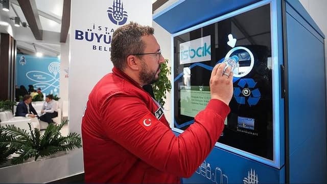 Lorsqu’un voyageur insère une bouteille en plastique vide dans l'automate, la machine scanne la bouteille pour en déterminer la taille et déterminer le montant à créditer sur le carte de transport.