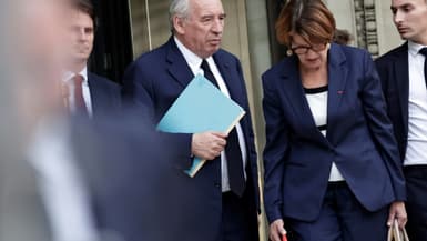 Le Premier ministre François Bayrou (c) à la sortie de l'Assemblée nationale après le résultat du vote de confiance, le 8 septembre 2025 à Paris