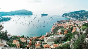 Entre mer et montagne et aux portes de l'Italie et de Monaco, la ville de Nice attire chaque année des millions de voyageurs
