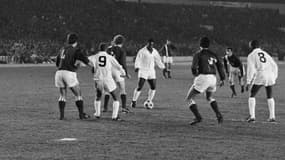 Pelé avec Santos lors d'un match amical contre une sélection de joueurs de Saint-Etienne et de Marseille à Colombes en 1971