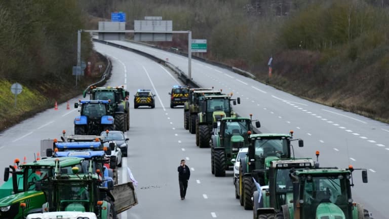 Des agriculteurs manifestent sur l'A16, à Amblainville, dans l'Oise, le 26 janvier 2024