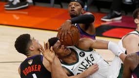 Giannis Antetokounmpo pris dans l'étau de Devin Booker et Torrey Craig