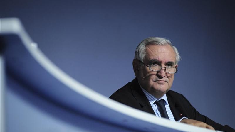 L'ancien Premier ministre Jean-Pierre Raffarin a présenté mercredi une motion oecuménique en vue du congrès UMP de novembre, un "pôle central" auquel participerait une centaine de parlementaires. /Photo d'archives/REUTERS/Julien Muguet