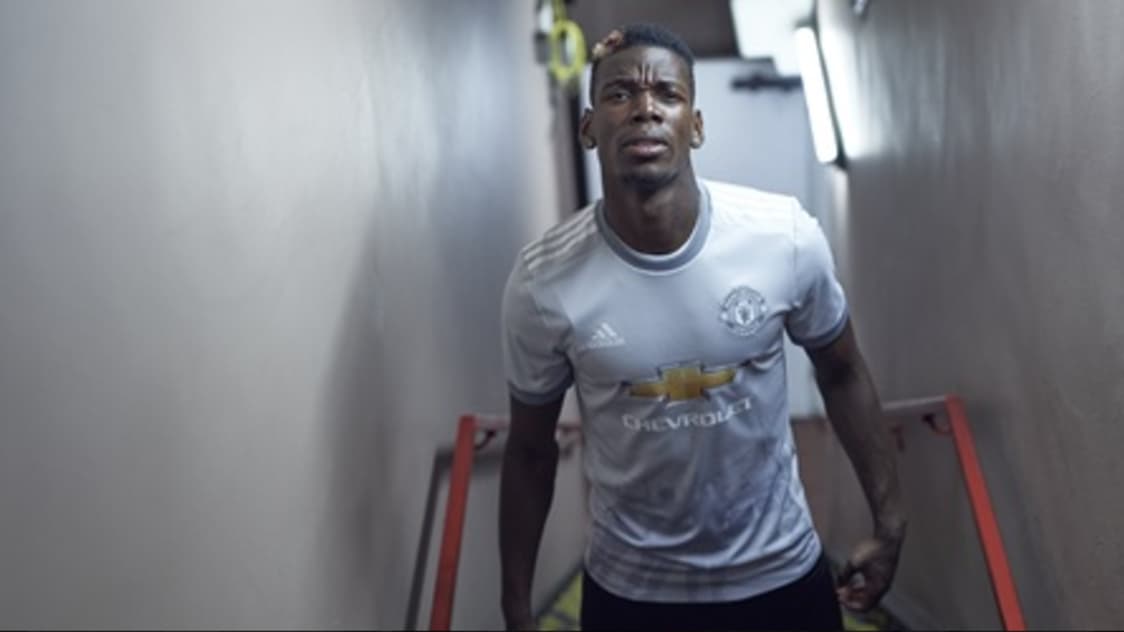 Paul Pogba, posant avec le maillot third de Manchester United. Paul Pogba, posant avec le maillot third de Manchester United.