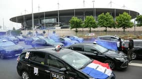 Des taxis manifestent sur l'autoroute A1 près de Paris le 21 mai 2025.