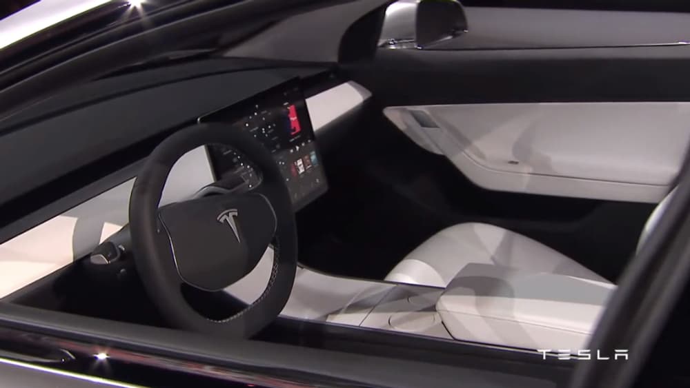 La Tesla Model 3 aura bien droit à son écran tactile mais Elon Musk s'est montré peu disert sur les spécificités techniques de la voiture. La Tesla Model 3 aura bien droit à son écran tactile mais Elon Musk s'est montré peu disert sur les spécificités techniques de la voiture.