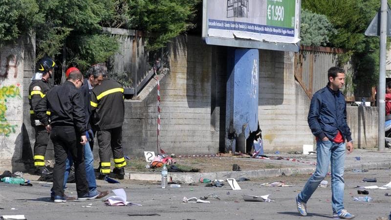 L'attentat à la bombe qui a coûté la vie à une adolescente et en a blessé dix autres samedi devant un lycée de Brindisi dans le sud de l'Italie est "probablement l'oeuvre d'une seule personne", a indiqué dimanche le juge en charge de l'enquête. /Photo pri
