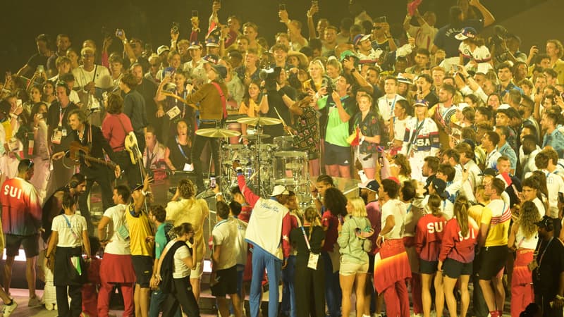 Phoenix chante au milieu des athlètes lors de la cérémonie d'ouverture des JO de Paris 2024 le 11 août 2024