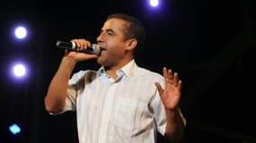 Le chanteur algérien Cheb Mami sur scène à Sidi-Fredj, près d'Alger, le 5 juillet 2011