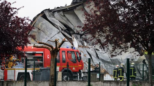 Les pompiers durant l'opération de sauvetage dans l'entrepôt, samedi soir.