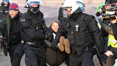 Greta Thunberg lors de son interpellation à Lützerath, en Allemagne, le 17 janvier 2023, après une manifestation contre un projet de mine.