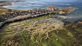 Vue aérienne de Barfleur dans la Manche. 