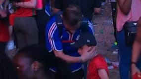 Le jeune Mathis consolant un supporter français après la finale de l'Euro 2016 de football