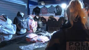 Une policière municipale de Saint-Ouen-sur-Seine (Seine-Saint-Denis) examinant un stand du marché aux puces de la commune le lundi 11 décembre 2023.