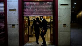 Fermeture d'un bar à Madrid, le 24 octobre 2020