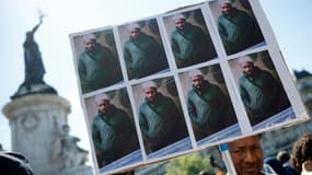 Des portraits d'Aboubakar Cissé, tué à coups de couteau à la mosquée de La Grand-Combe fin avril, lors d'un rassemblement en sa mémoire à Paris, le 1er mai 2025