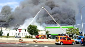 L'incendie a touché trois entreprises de Corbas, détruisant complètement les bâtiments de deux d'entre elles.