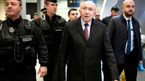 Gérard Collomb est venu rendre visite aux militaires assurant la sécurité de la gare Saint-Lazare à Paris le 31 octobre