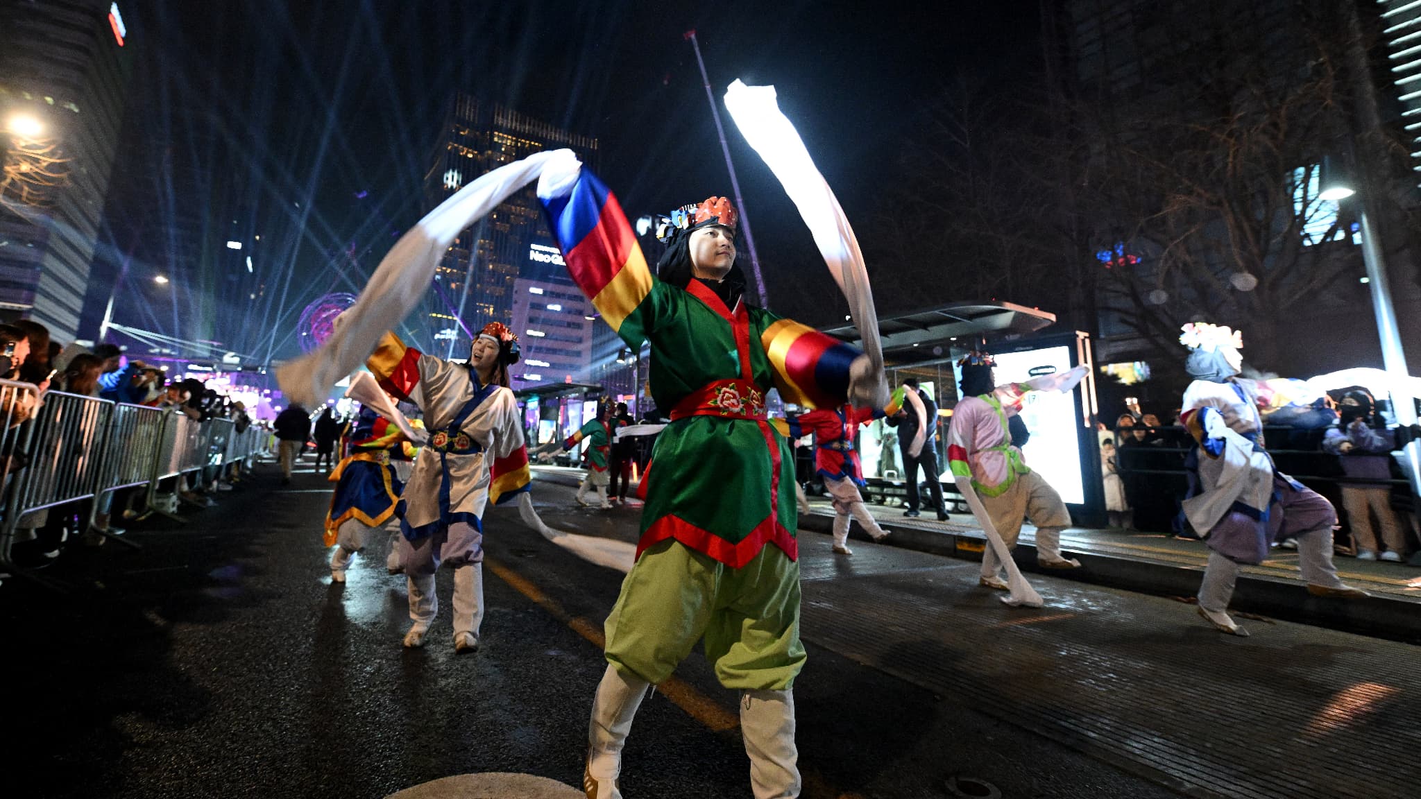 Des danseurs traditionnels sud-coréens participent à un défilé dans le cadre du compte à rebours du Nouvel An dans le centre de Séoul, avant minuit, le 31 décembre 2023.
