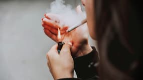 Une femme fume une cigarette le 14 décembre 2020 (Photo d'illustration)