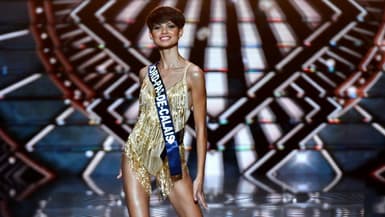Miss France 2024, Eve Gilles (Miss Nord-Pas-de-Calais), défile sur scène lors du concours Miss France 2024 à  Dijon, le 16 décembre 2023