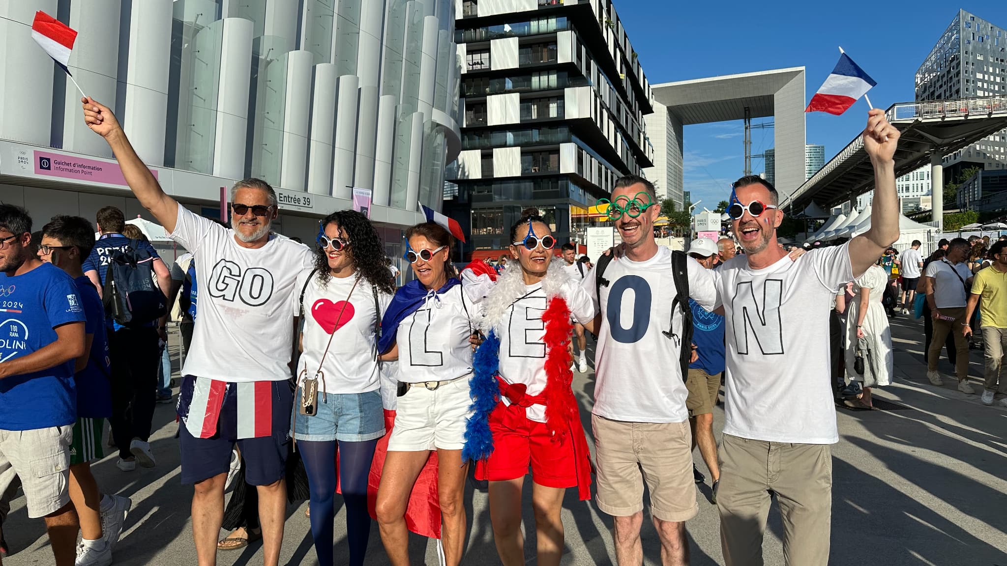 Les supporters français avant la course de Léon Marchand, le 28 juillet 2024.