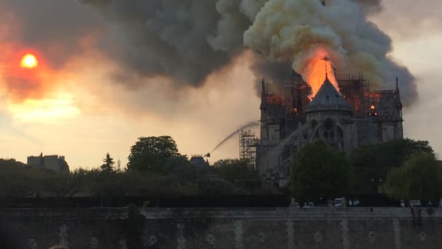 La cathédrale Notre-Dame de Paris en flammes, ce lundi soir.