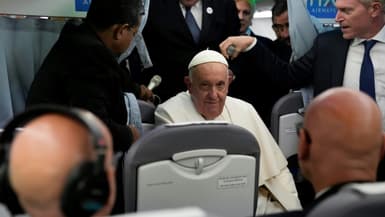 Le pape François parle à la presse à bord de l'avion qui le ramène à Rome, le 23 septembre 2023