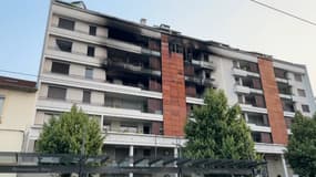 La façade d'un immeuble de Villeurbanne a été incendiée dans la nuit de mercredi à jeudi, après la mort de Nahel tué par un tir de policier à Nanterre (Hauts-de-Seine).