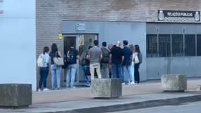 La police en train de forcer la porte d'entrée des locaux de Boavista, le 15 juillet 2025.